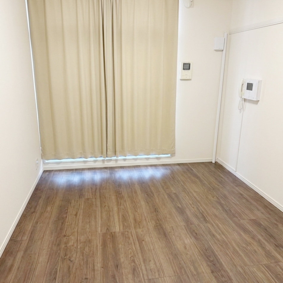 清掃後：ゴミが片付いて床が見える綺麗な部屋