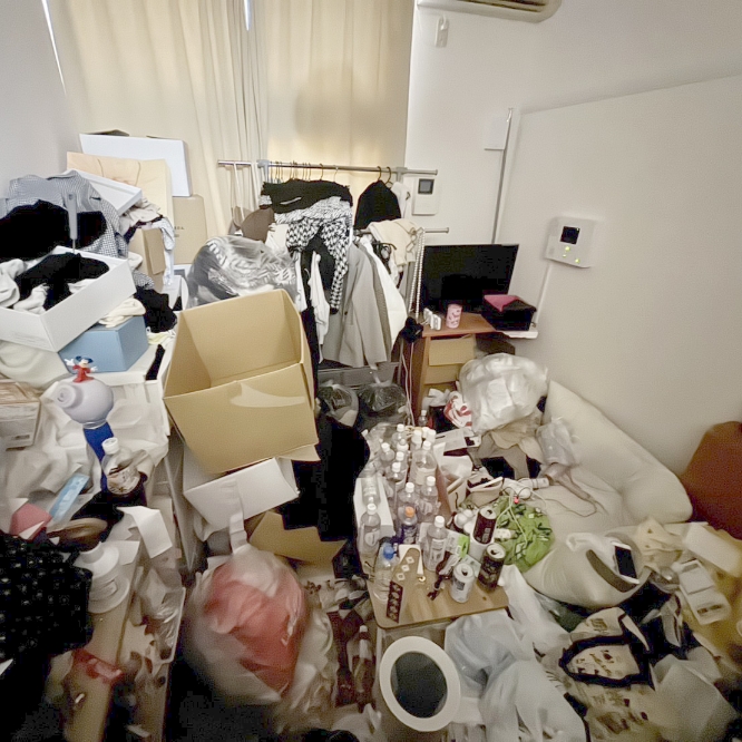 清掃前：大量のゴミで床が見えない散らかった部屋