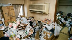 ゴミ屋敷の状態でエアコン修理業者を呼べるか不安な方へ。断られるケースとOKなケースの違い、修理前に片付けるべき最小エリア、業者への事前連絡テンプレ、清掃業者への限定依頼のコツまで、判断に必要な情報をわかりやすく解説します。