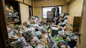 ゴミ屋敷の影響を放置すると健康被害・近隣トラブル・火災・家族関係の悪化など深刻な問題に発展します。原因となる病気の知識から、影響を最小化する解決法、業者依頼のポイント、再発防止までを専門業者の視点でわかりやすく解説します。