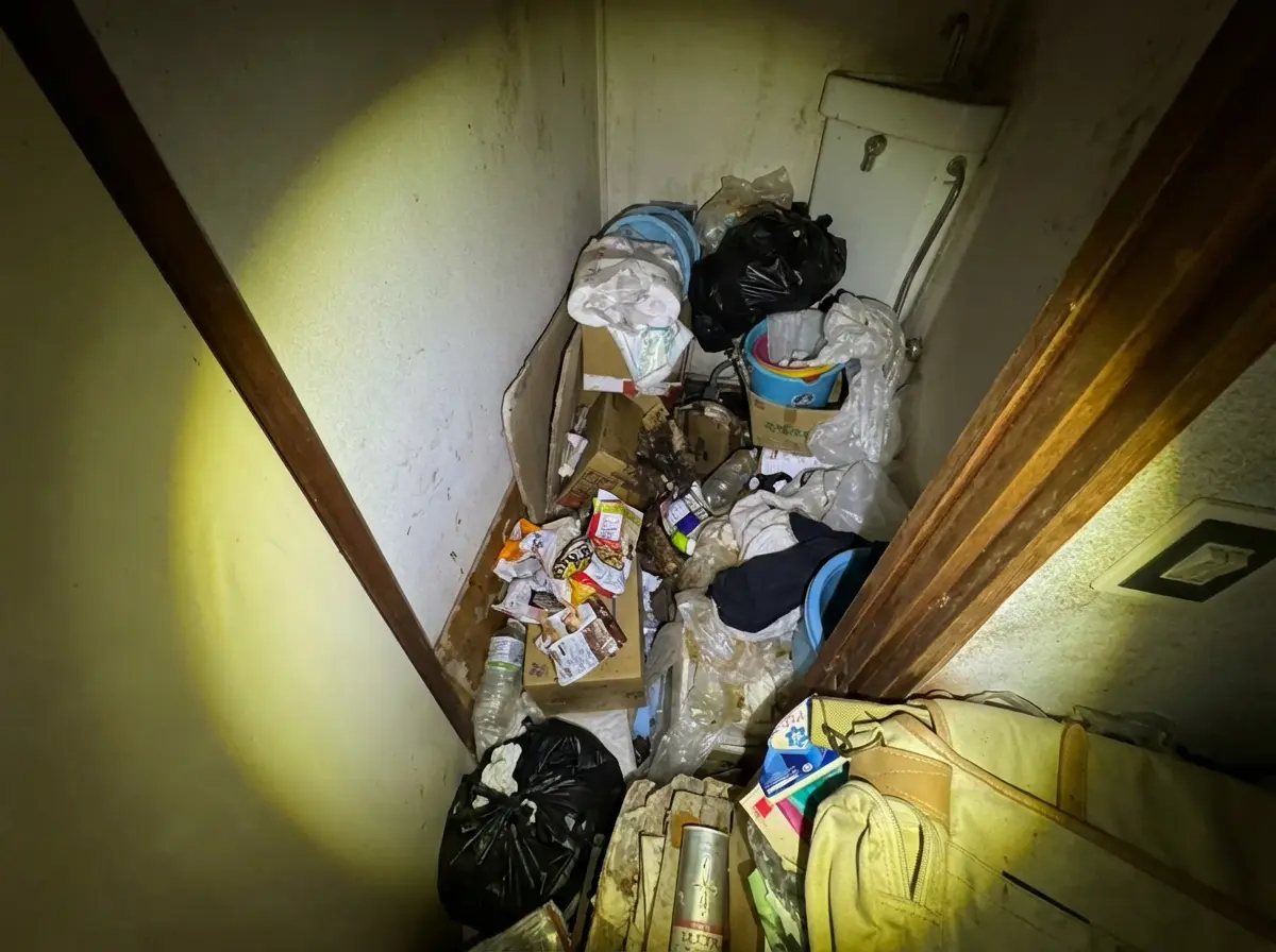 4LDK〜のゴミ屋敷片付け実績 岡山県 岡山市東区 商店街付近 集合住宅_片付け前_34049