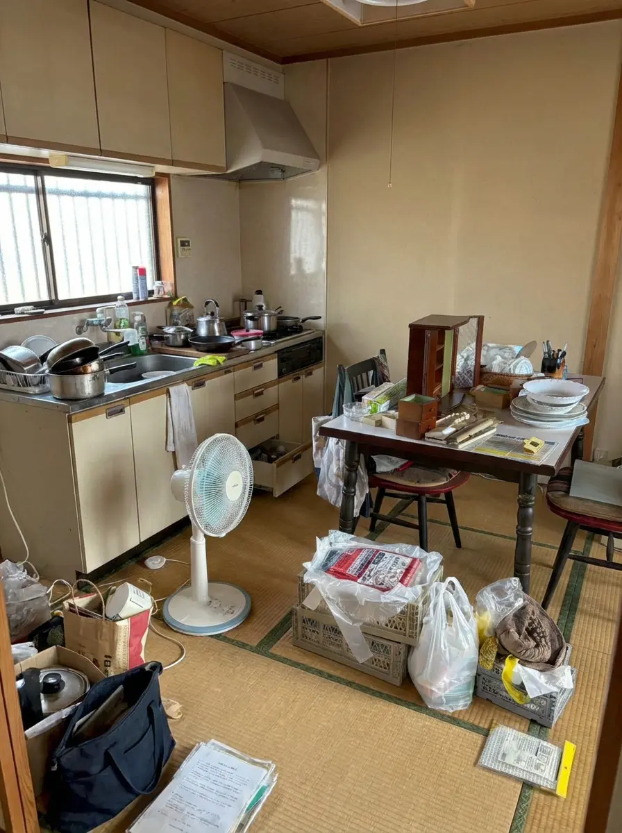 1R（ワンルーム）のゴミ屋敷片付け実績 愛知県 名古屋市中川区 商店街付近 集合住宅_片付け前_34460