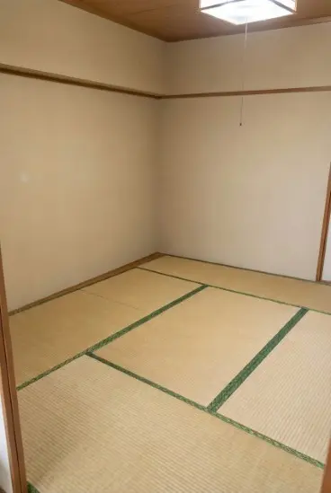 愛媛県鬼北町のアパート2LDK・窓から光が入る清潔な居室に生まれ変わったゴミ屋敷片付け後の状態