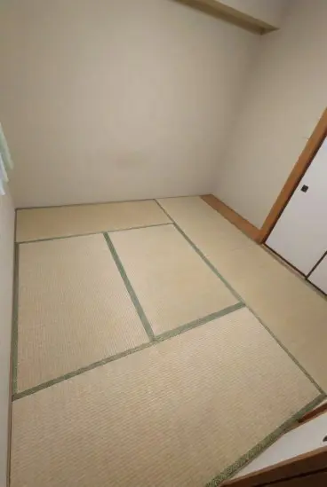 兵庫県小野市の戸建て（一軒家）4LDK・窓から光が入る清潔な居室に生まれ変わったゴミ屋敷片付け後の状態