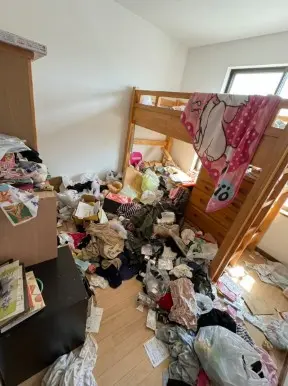 長崎県対馬市のマンション3LDK・長年の不用品が積み上がり窓も開けられないゴミ屋敷片付け前の状態
