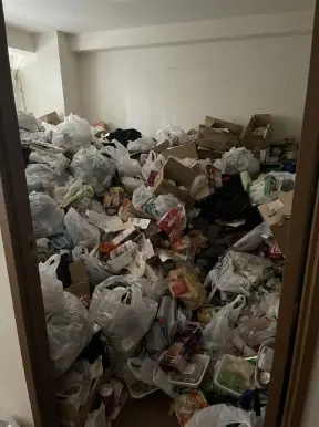 三重県御浜町のマンション3LDK・床が見えないほどゴミが積み上がったゴミ屋敷片付け前の状態