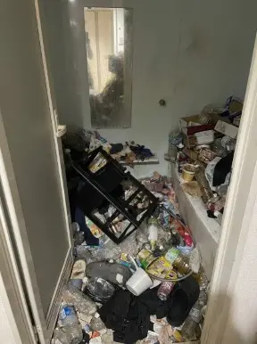 徳島県三好市のマンション3LDK・全室にゴミが溜まり足の踏み場もないゴミ屋敷片付け前の状態