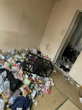宮崎県都農町の戸建て（一軒家）4LDK・長年の不用品が積み上がり窓も開けられないゴミ屋敷片付け前の状態