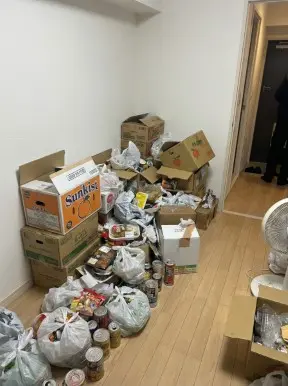 福岡県古賀市のアパート2LDK・長年の不用品が積み上がり窓も開けられないゴミ屋敷片付け前の状態