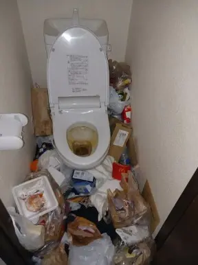 滋賀県湖南市のアパート2LDK・長年の不用品が積み上がり窓も開けられないゴミ屋敷片付け前の状態
