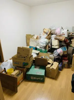 広島県三次市の戸建て（一軒家）4LDK・玄関から奥まで生活ゴミが堆積したゴミ屋敷片付け前の状態
