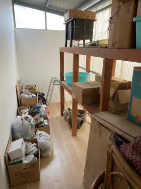 鹿児島県出水市のマンション3LDK・床が見えないほどゴミが積み上がったゴミ屋敷片付け前の状態