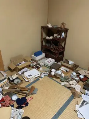 滋賀県湖南市の戸建て（一軒家）4LDK・廊下まで段ボールや雑誌が山積みになったゴミ屋敷片付け前の状態