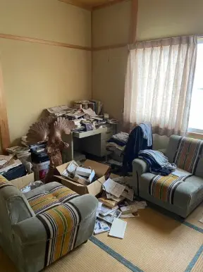 大阪府箕面市の戸建て（一軒家）4LDK・全室にゴミが溜まり足の踏み場もないゴミ屋敷片付け前の状態