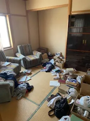 鳥取県若桜町のアパート2LDK・長年の不用品が積み上がり窓も開けられないゴミ屋敷片付け前の状態