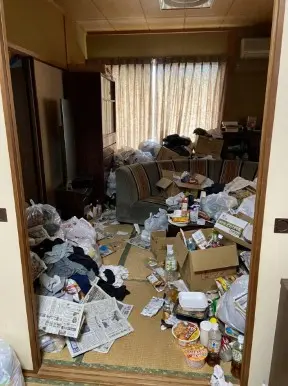 和歌山県印南町のマンション3LDK・全室にゴミが溜まり足の踏み場もないゴミ屋敷片付け前の状態