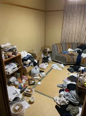 徳島県三好市の戸建て(一軒家)4LDK・廊下まで段ボールや雑誌が山積みになったゴミ屋敷片付け前の状態