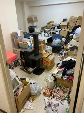 岐阜県山県市の戸建て（一軒家）4LDK・廊下まで段ボールや雑誌が山積みになったゴミ屋敷片付け前の状態