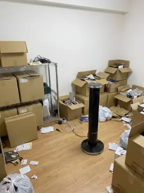 高知県香南市のアパート2LDK・玄関から奥まで生活ゴミが堆積したゴミ屋敷片付け前の状態