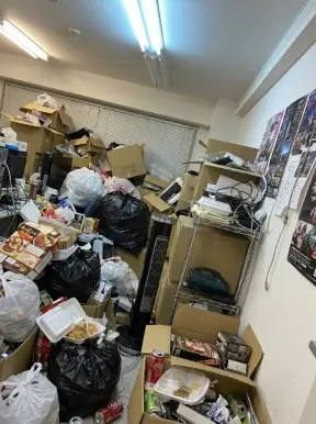 鹿児島県十島村の戸建て(一軒家)4LDK・全室にゴミが溜まり足の踏み場もないゴミ屋敷片付け前の状態