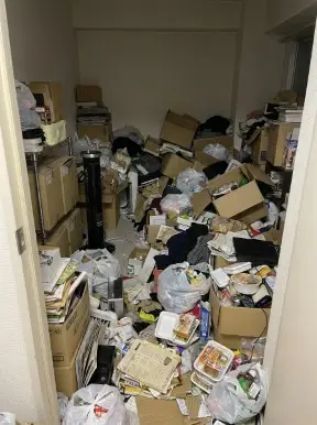 滋賀県湖南市のマンション3LDK・全室にゴミが溜まり足の踏み場もないゴミ屋敷片付け前の状態