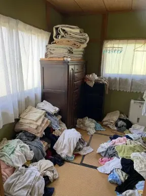 鹿児島県十島村のアパート2LDK・玄関から奥まで生活ゴミが堆積したゴミ屋敷片付け前の状態