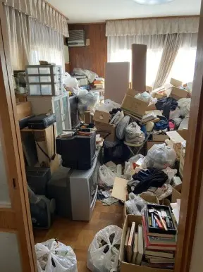 秋田県美郷町のアパート2LDK・床が見えないほどゴミが積み上がったゴミ屋敷片付け前の状態