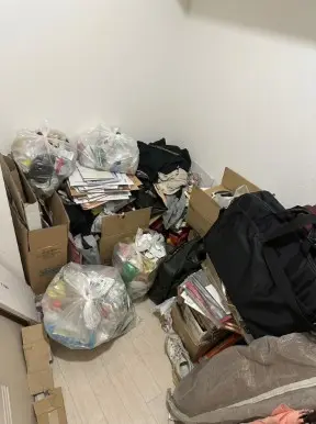 佐賀県鹿島市のアパート2LDK・長年の不用品が積み上がり窓も開けられないゴミ屋敷片付け前の状態