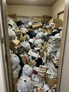 徳島県三好市のアパート2LDK・長年の不用品が積み上がり窓も開けられないゴミ屋敷片付け前の状態