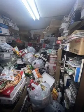 佐賀県鹿島市のマンション3LDK・全室にゴミが溜まり足の踏み場もないゴミ屋敷片付け前の状態