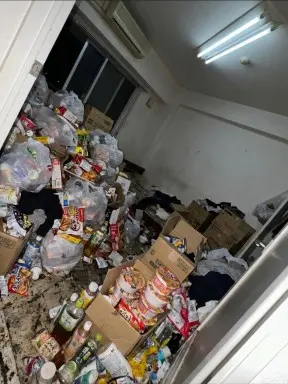 鳥取県若桜町のマンション3LDK・全室にゴミが溜まり足の踏み場もないゴミ屋敷片付け前の状態