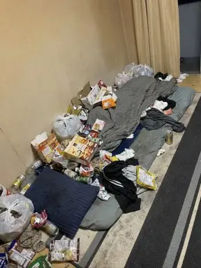 岡山県美咲町のマンション3LDK・玄関から奥まで生活ゴミが堆積したゴミ屋敷片付け前の状態