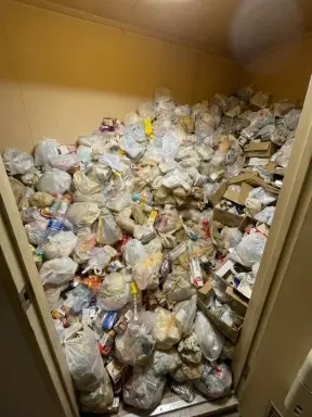 鹿児島県出水市のアパート2LDK・廊下まで段ボールや雑誌が山積みになったゴミ屋敷片付け前の状態