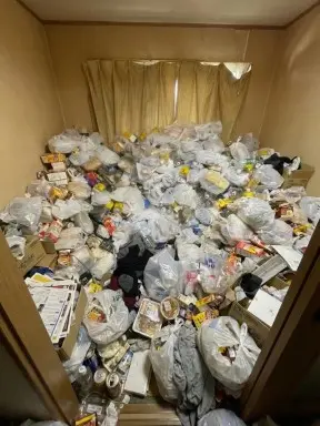 山梨県北杜市の戸建て（一軒家）4LDK・床が見えないほどゴミが積み上がったゴミ屋敷片付け前の状態