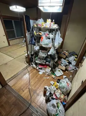 三重県御浜町の戸建て（一軒家）4LDK・玄関から奥まで生活ゴミが堆積したゴミ屋敷片付け前の状態