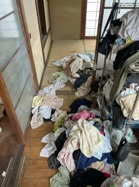 岡山県美咲町の戸建て（一軒家）4LDK・長年の不用品が積み上がり窓も開けられないゴミ屋敷片付け前の状態