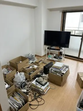 高知県香南市のマンション3LDK・長年の不用品が積み上がり窓も開けられないゴミ屋敷片付け前の状態