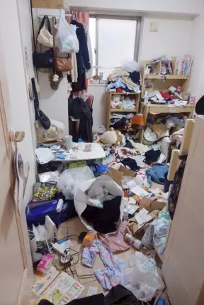 大阪府箕面市のアパート2LDK・玄関から奥まで生活ゴミが堆積したゴミ屋敷片付け前の状態