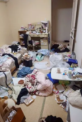愛媛県鬼北町の戸建て（一軒家）4LDK・長年の不用品が積み上がり窓も開けられないゴミ屋敷片付け前の状態