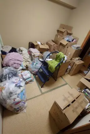 兵庫県小野市の戸建て（一軒家）4LDK・床が見えないほどゴミが積み上がったゴミ屋敷片付け前の状態