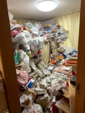 高知県香南市の戸建て（一軒家）4LDK・全室にゴミが溜まり足の踏み場もないゴミ屋敷片付け前の状態