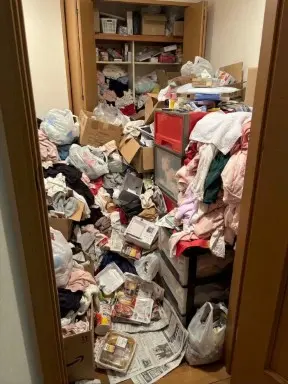 秋田県美郷町のマンション3LDK・玄関から奥まで生活ゴミが堆積したゴミ屋敷片付け前の状態