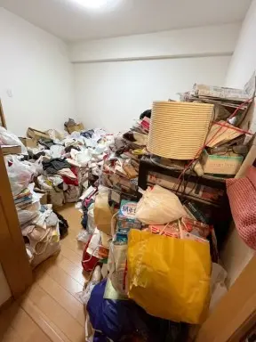 宮崎県都農町のマンション3LDK・玄関から奥まで生活ゴミが堆積したゴミ屋敷片付け前の状態