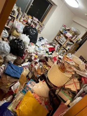 長崎県対馬市のアパート2LDK・玄関から奥まで生活ゴミが堆積したゴミ屋敷片付け前の状態