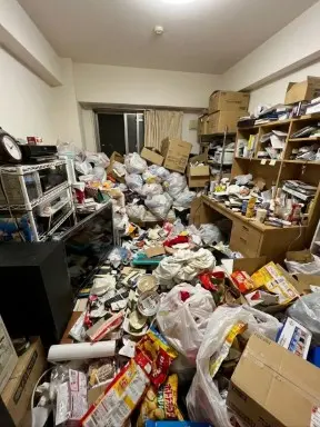 兵庫県小野市のマンション3LDK・廊下まで段ボールや雑誌が山積みになったゴミ屋敷片付け前の状態