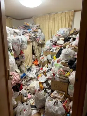 鹿児島県十島村のマンション3LDK・長年の不用品が積み上がり窓も開けられないゴミ屋敷片付け前の状態