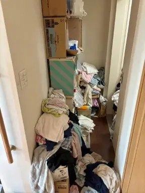 福岡県古賀市の戸建て（一軒家）4LDK・廊下まで段ボールや雑誌が山積みになったゴミ屋敷片付け前の状態