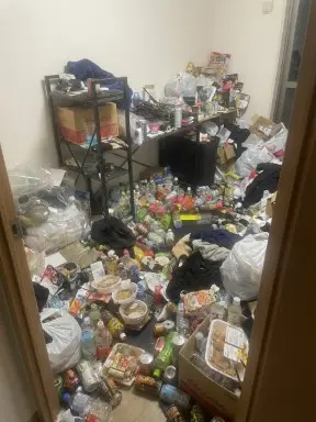 宮崎県都農町のアパート2LDK・床が見えないほどゴミが積み上がったゴミ屋敷片付け前の状態