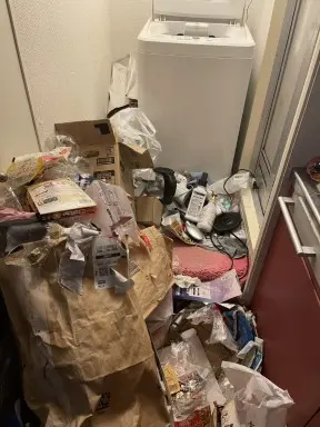 和歌山県印南町のアパート2LDK・長年の不用品が積み上がり窓も開けられないゴミ屋敷片付け前の状態