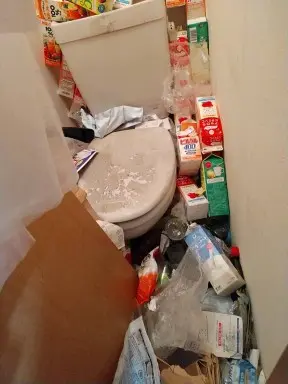広島県三次市のマンション3LDK・床が見えないほどゴミが積み上がったゴミ屋敷片付け前の状態